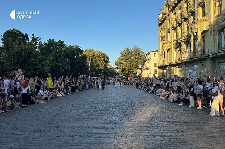 Натовп мітингувальників з прапорами України, УПА та Євросоюзу біля театру імені Івана Франка в Києві під час третього дня
