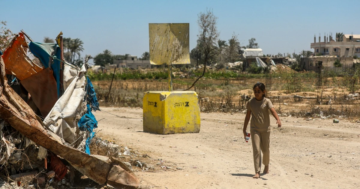 Супутникові знімки Planet Labs PBC із земляним барʼєром та «жовтою лінією» в секторі Гази
