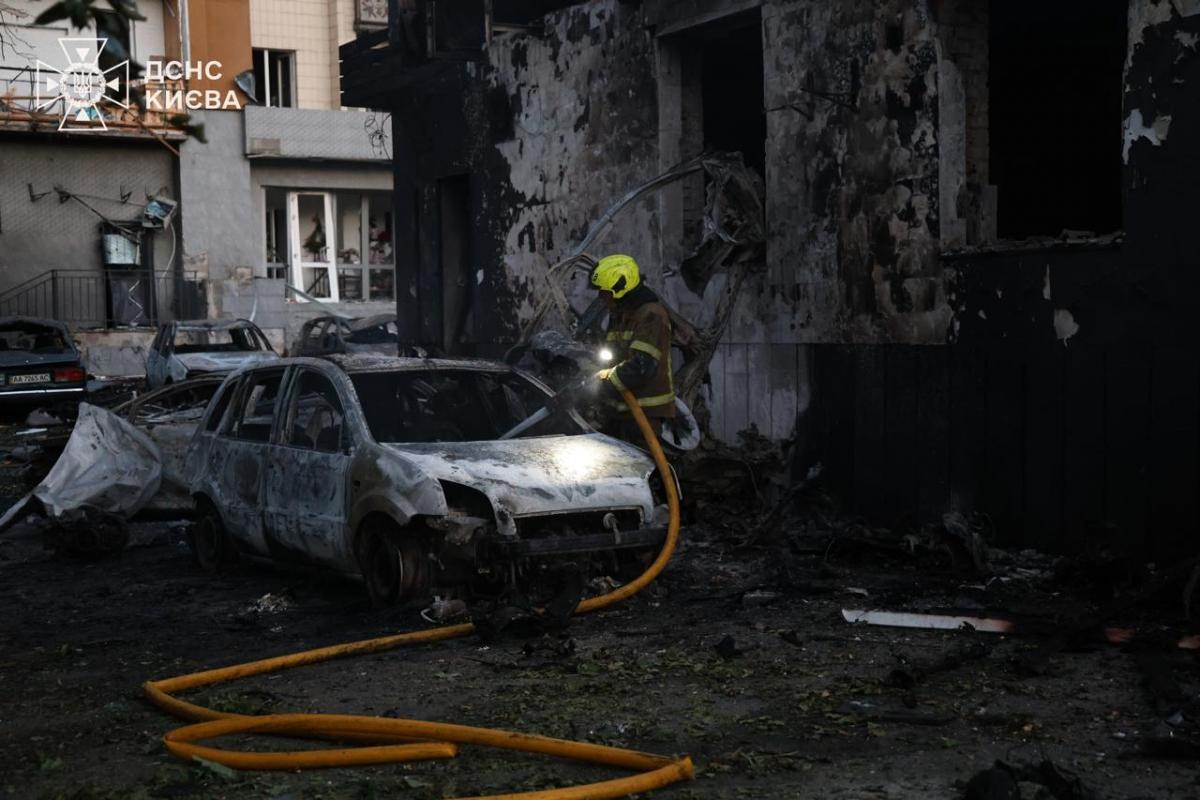 Наслідки удару балістикою по Києву 19 липня: пожежі та пошкодження будівель у кількох районах столиці
