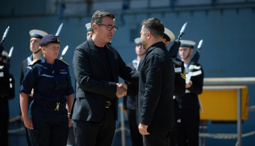 Президент Володимир Зеленський під час зустрічі з Прем'єр-міністром Великої Британії Енді Бернемом на авіаносці Королівських