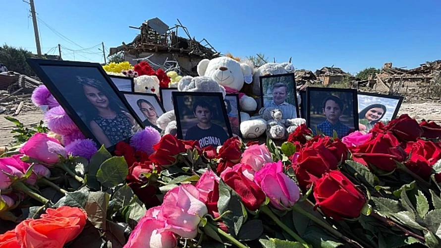 Хвилина мовчання у Радушному: жителі вшанували родину Воронових біля зруйнованого будинку