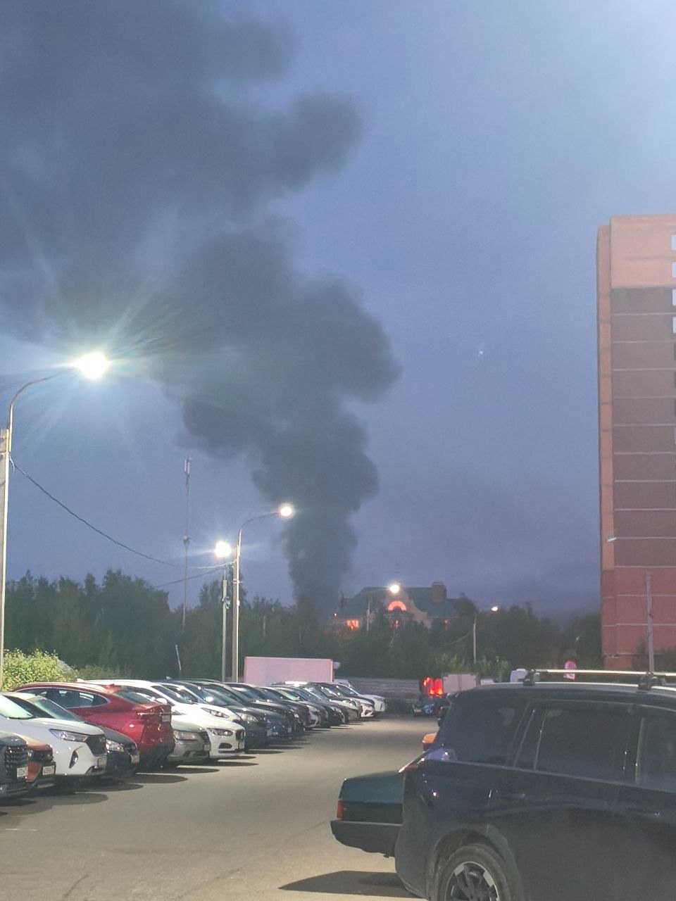 Фото та відео прильотів і пожеж у Московській області, зокрема на логістичному центрі Wildberries «Коледіно» у Подольську та