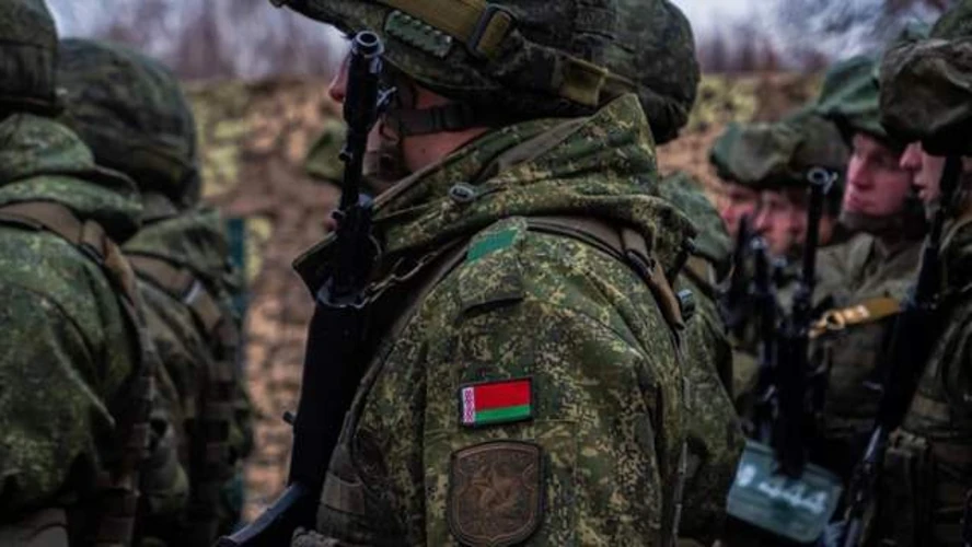 Колаж із зображенням підрозділу білоруської армії та картою району Гомеля поблизу українського кордону