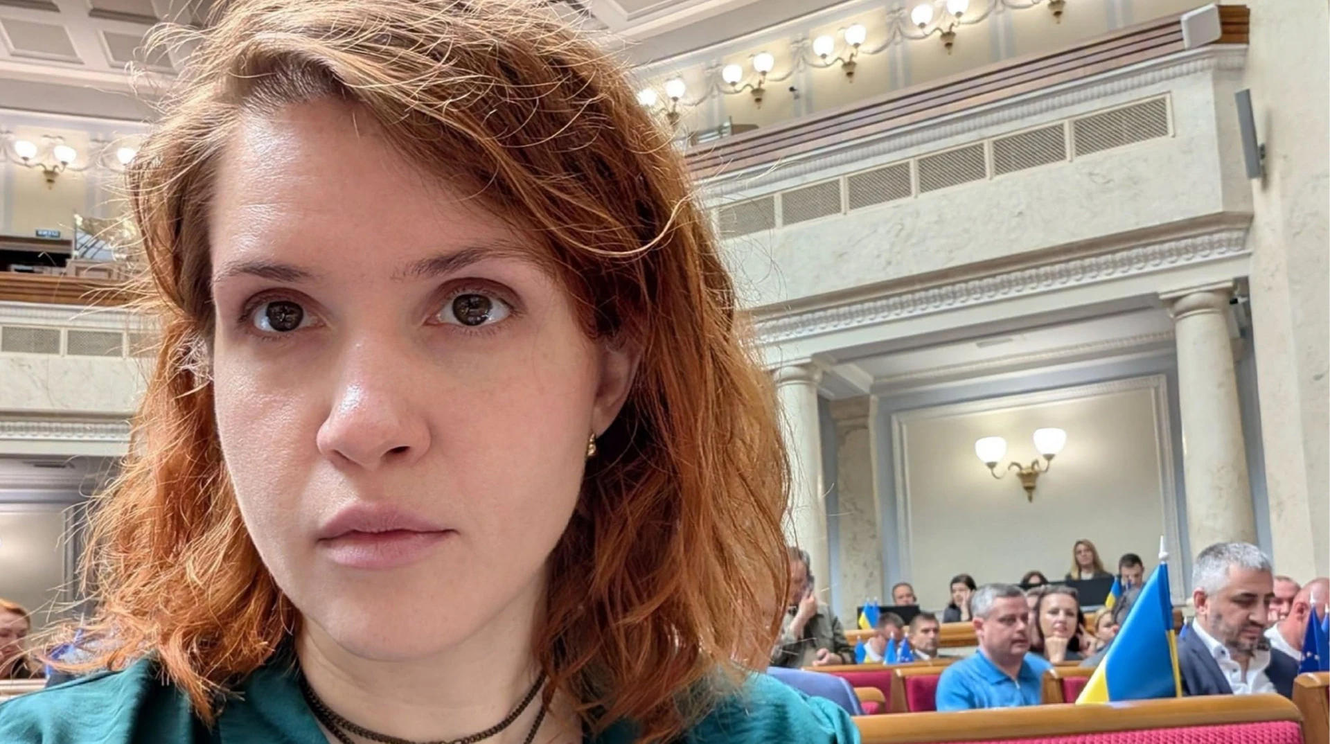 Мар'яна Безугла на засіданні Верховної Ради поряд із символікою фракції «Слуга народу»
