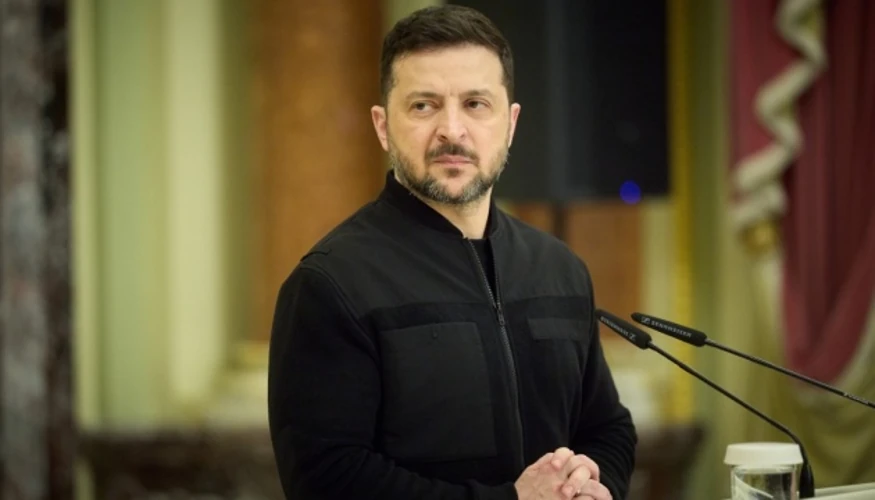 Президент Володимир Зеленський під час спілкування з послами