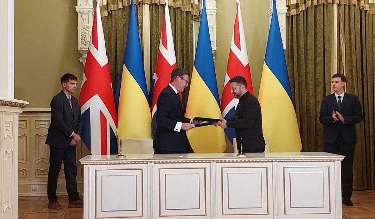 Підписання у Києві документа про партнерство у сфері штучного інтелекту Володимиром Зеленським та Енді Бернемом
