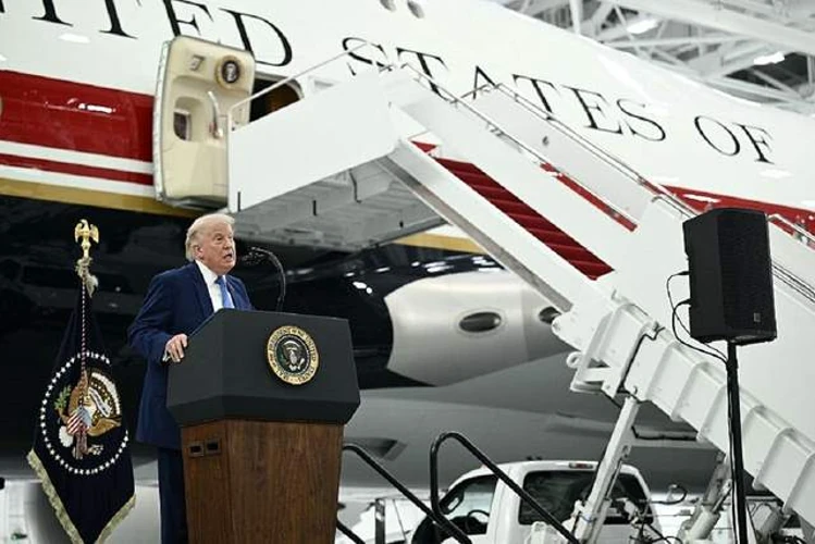 Кейтерингова вантажівка біля літака Air Force One в аеропорту Туреччини