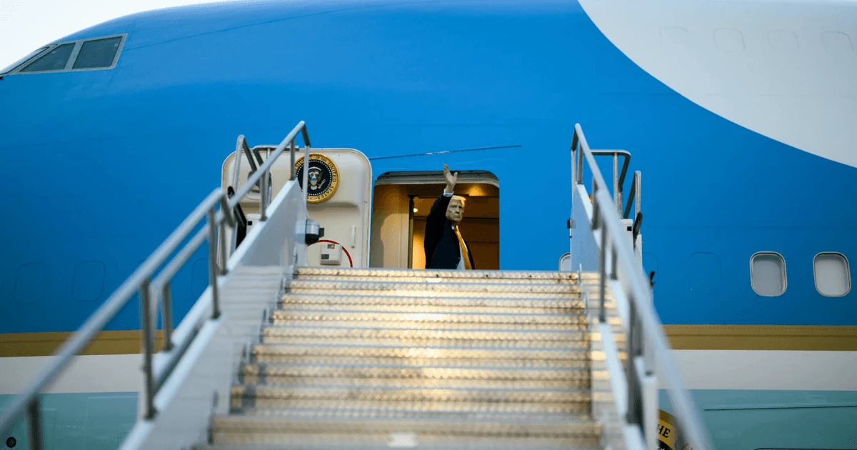 Кейтерингова вантажівка біля літака Air Force One у турецькому аеропорту ввечері 8 липня