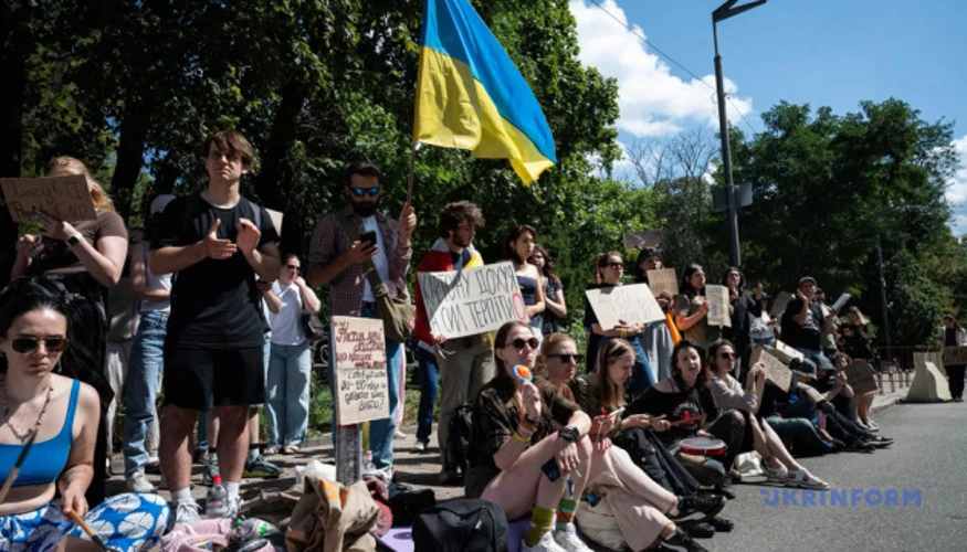 Мітингувальники біля Верховної Ради з плакатами проти призначення Хмари та за повернення Федорова, скандують «Ганьба».