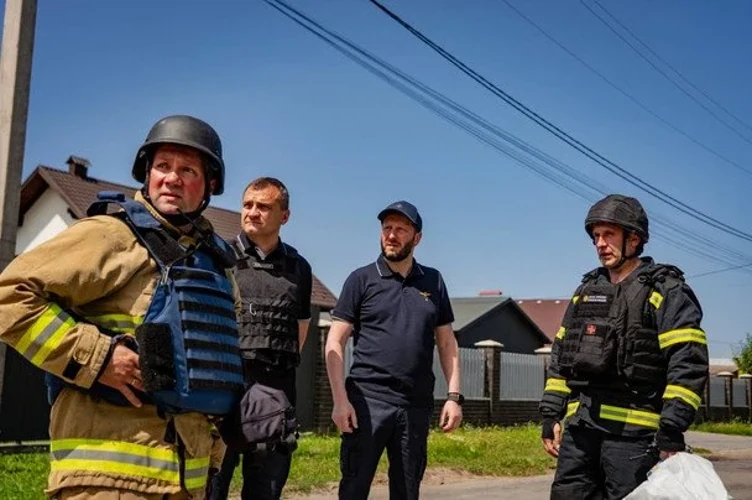 Наслідки детонації боєприпасів на полігоні біля Хмельницького: пошкоджені багатоповерхівки та робота рятувальників
