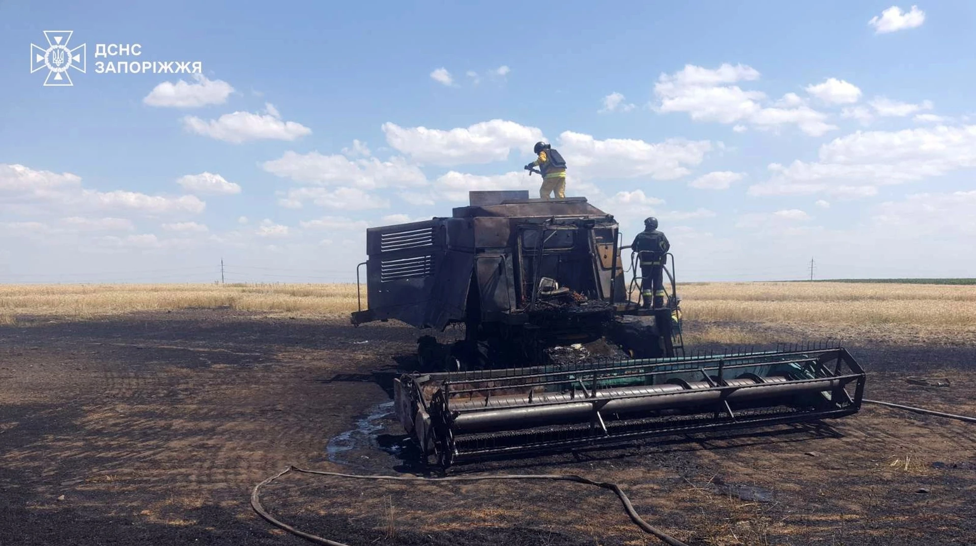 Сільськогосподарський комбайн, що працював у полі під час збирання врожаю в Запорізькому районі