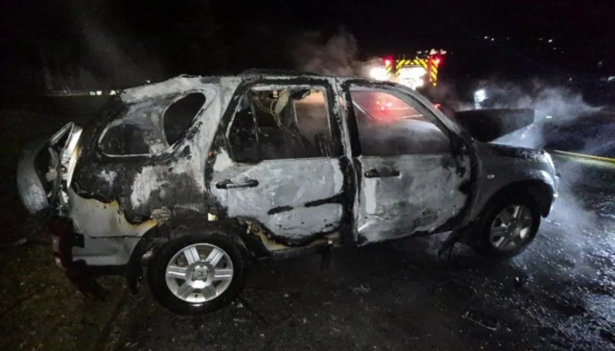 Цивільний автомобіль, пошкоджений внаслідок влучання російського безпілотника, на місці події у Сумах
