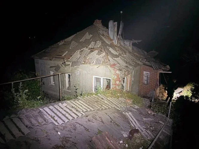 Пошкоджені приватні будинки в Ізюмі після удару КАБами
