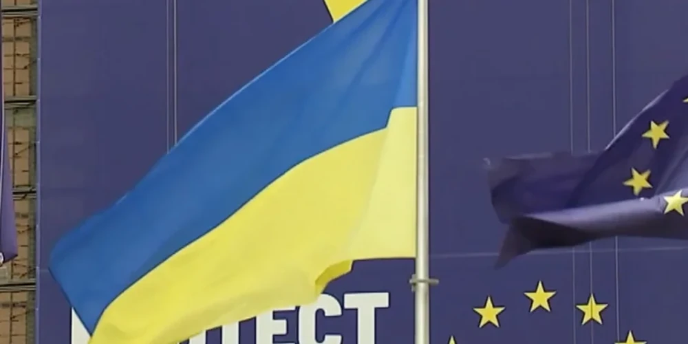Державний прапор України біля будівлі Європейської комісії у Брюсселі 21 серпня 2026 року