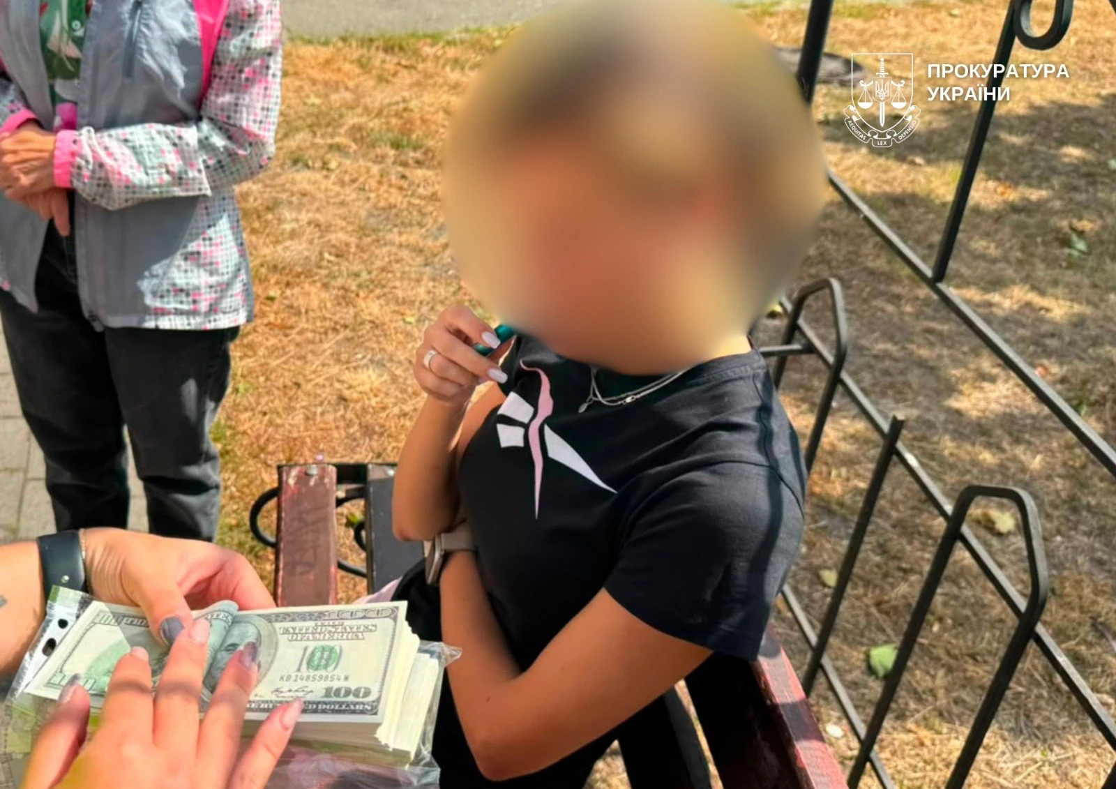 Спецоперація правоохоронців із затримання фігурантів під час одержання хабара та вилучення готівки й автомобілів