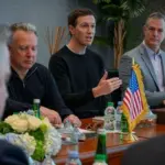 Прапор США на тлі хмарочосів Нью-Йорка як позначення місця запланованої тристоронньої зустрічі