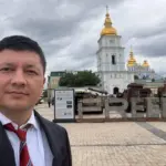 Чоловік, схожий на Віталія Кіма, у автомобілі Volkswagen Touareg на паркінгу «Новопечерських липок»