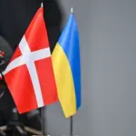 Державний прапор Данії поряд із символікою протиповітряної оборони