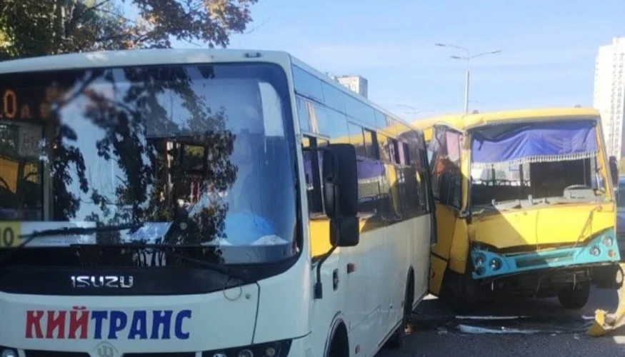 У Києві на Симиренка зіткнулися дві маршрутки: постраждали троє, серед них дитина