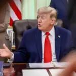 Президент США Дональд Трамп під час спілкування з журналістами